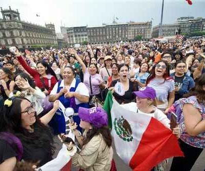 BTS-saluda-a-sus-fans-desde-un-balcon-de-Palacio-Nacional-junto-a-Claudia-Sheinbaum