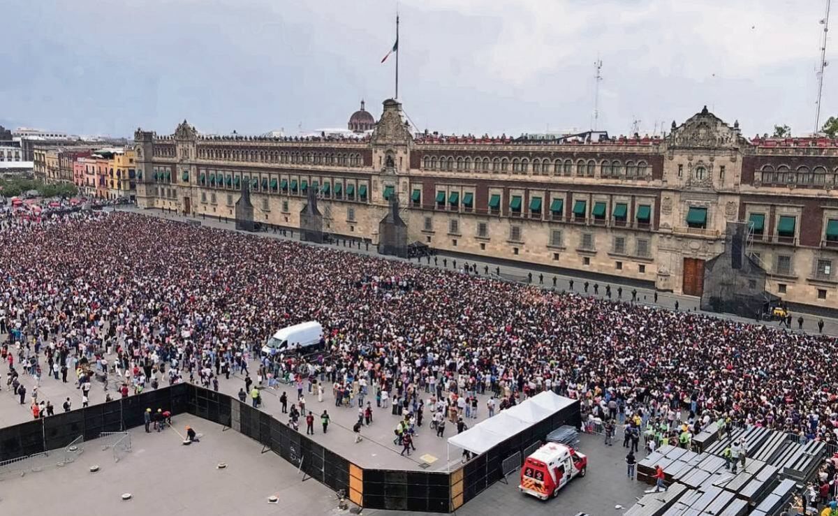 BTS-saluda-a-sus-fans-desde-un-balcon-de-Palacio-Nacional-reunen-cerca-de-50000-en-el-Zocalo