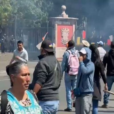 Comuneros-de-Sevina-se-enfrentan-a-antimotines-en-Casa-Michoacan-tras-ataque-armado-que-dejo-dos-muertos