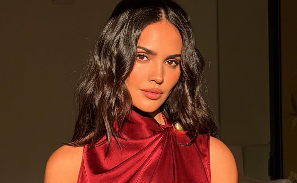 Eiza-Gonzalez-deslumbra-con-vestido-rojo-satinado-en-Instagram