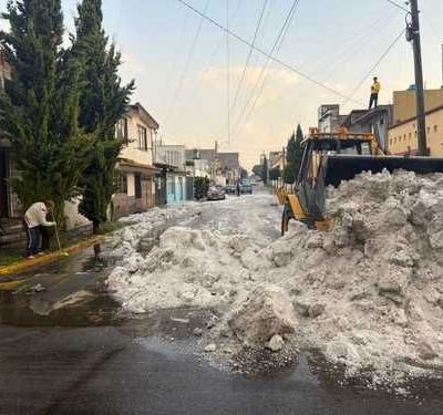 Granizada-en-Toluca-anega-vialidades-y-cubre-calles-de-blanco