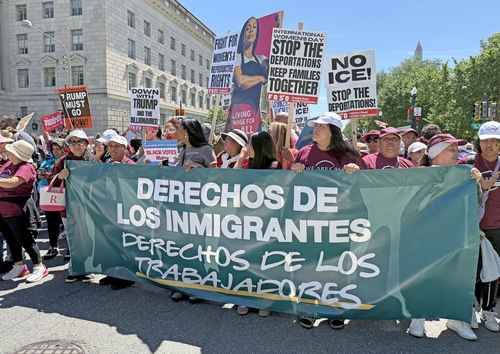 Miles-se-movilizan-en-Estados-Unidos-durante-el-Primero-de-Mayo-convocan-a-no-trabajo-no-escuela-no-compras