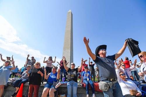 Miles-se-reunen-en-el-National-Mall-para-Rededicate-250-maraton-de-oracion-por-el-250.o-aniversario-de-EU