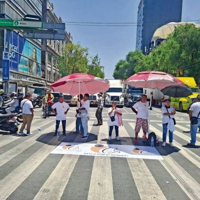 Personas-con-baja-vision-bloquean-Eje-Central-y-Av.-Juarez-en-el-Centro-exigen-espacios-de-venta