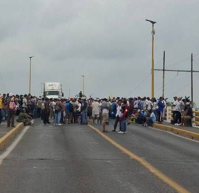 Pescadores-bloquean-puentes-y-casetas-en-Veracruz-y-Tamaulipas-para-exigir-apoyos-tras-derrame-de-hidrocarburo-1