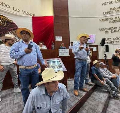 Productores-de-frijol-toman-la-tribuna-del-Congreso-de-Zacatecas-y-exigen-auditoria-al-acopio