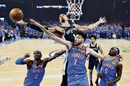 Wembanyama-y-Harper-guian-a-los-Spurs-a-un-triunfo-122-115-sobre-los-Thunder-en-doble-prorroga