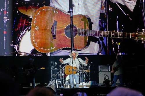 Alan-Jackson-ofrece-concierto-de-despedida-en-Nissan-Stadium-Nashville