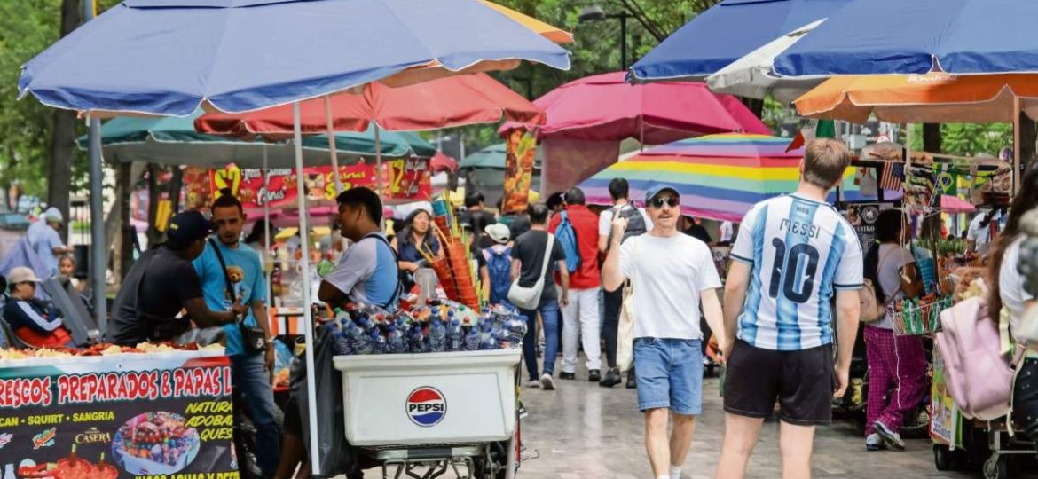 Ambulantaje-crece-en-la-Alameda-Central-turistas-encuentran-puestos-en-pasillos-y-fuentes