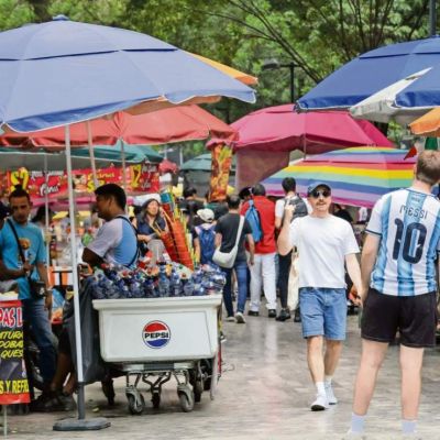 Ambulantaje-crece-en-la-Alameda-Central-turistas-encuentran-puestos-en-pasillos-y-fuentes