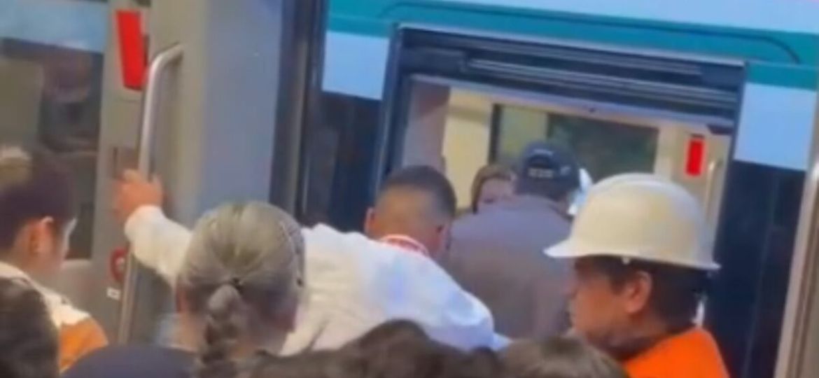 Corto-circuito-deja-varados-a-usuarios-del-Tren-Interurbano-El-Insurgente-en-Observatorio
