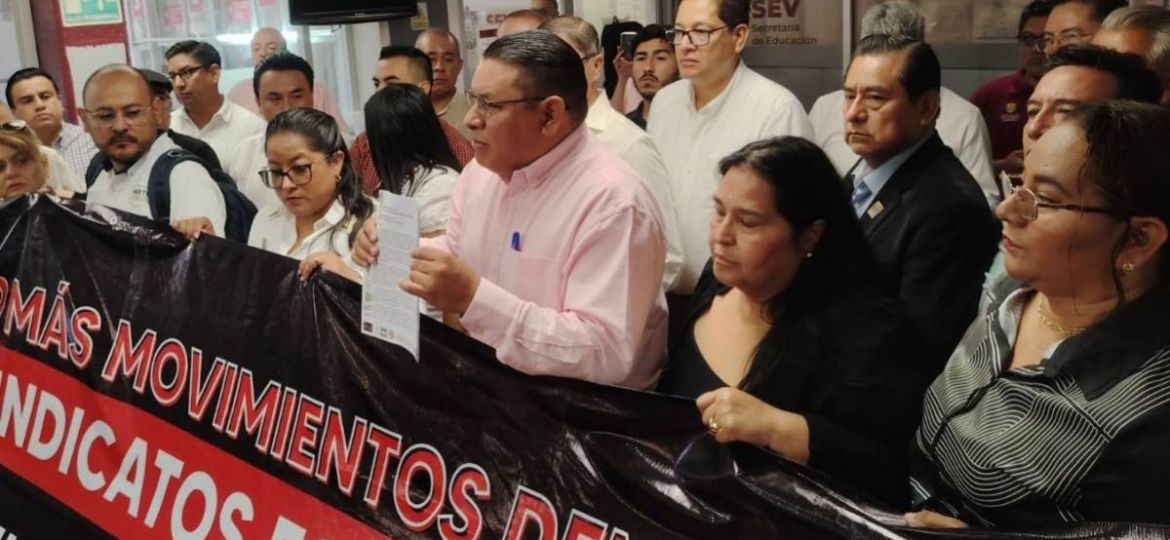 En-Xalapa-gremios-magisteriales-toman-instalaciones-de-la-SEV-y-exigen-estabilidad-administrativa