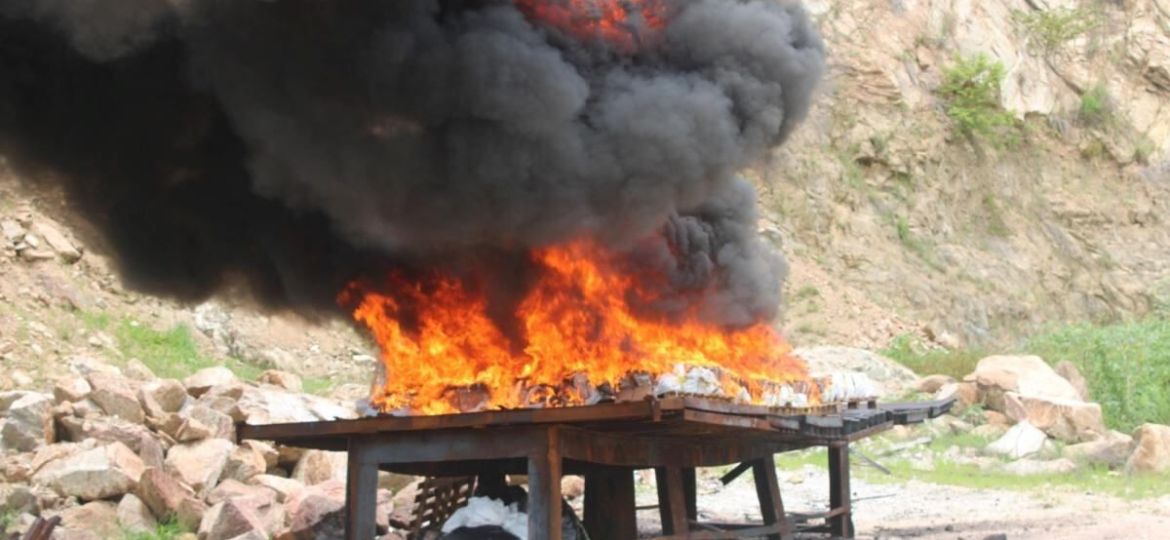 FGR-y-Marina-incineran-mas-de-una-tonelada-de-clorhidrato-de-cocaina-asegurada-en-Guerrero
