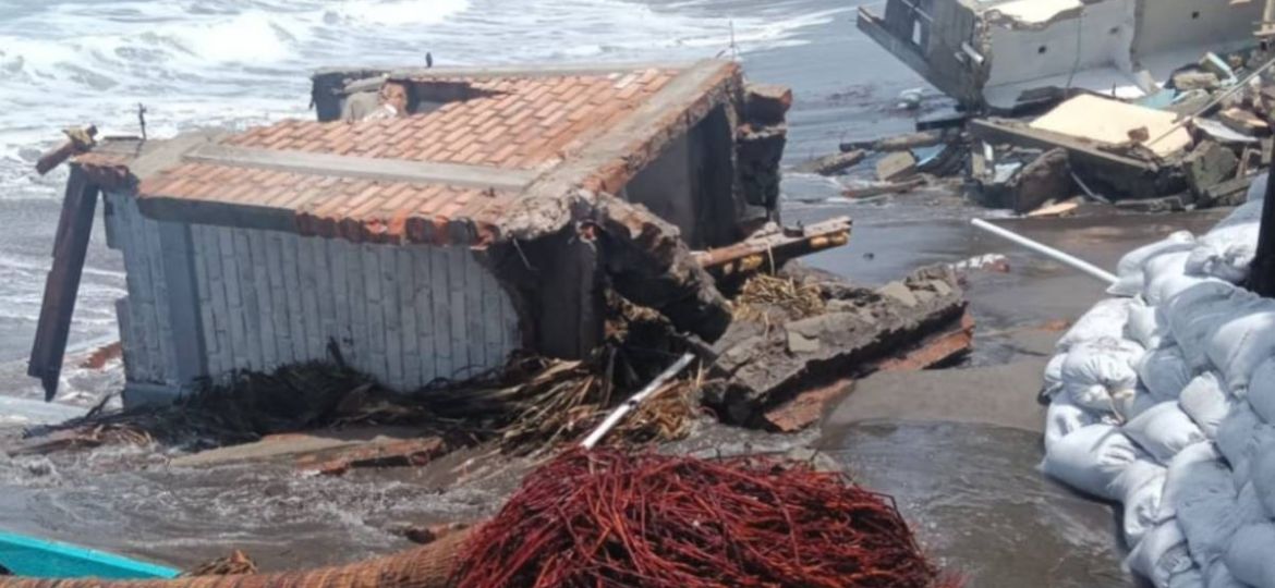 Fenomeno-de-mar-de-fondo-destruye-cabanas-y-erosiona-playa-en-Boca-del-Cielo-Chiapas