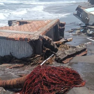 Fenomeno-de-mar-de-fondo-destruye-cabanas-y-erosiona-playa-en-Boca-del-Cielo-Chiapas