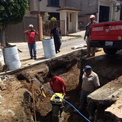 Fuga-de-drenaje-causa-socavon-y-cierre-vial-en-Viveros-del-Valle-Tlalnepantla