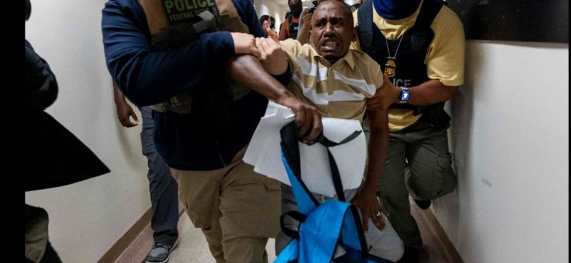 Juez-federal-bloquea-arrestos-de-ICE-en-tribunales-de-inmigracion