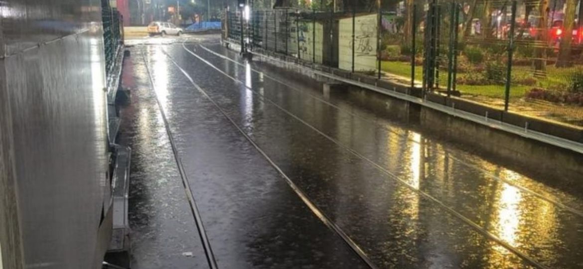 Lluvias-inundan-la-estacion-Huipulco-Tren-Ligero-opera-de-Tasquena-a-Estadio-Azteca