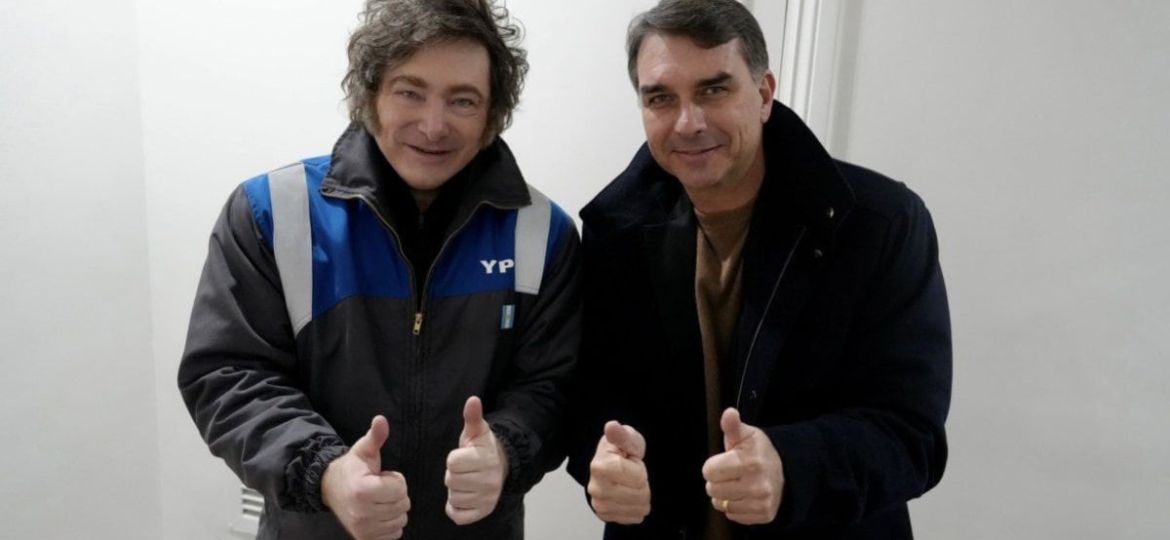 Milei-recibe-a-Flavio-Bolsonaro-en-Buenos-Aires-y-respalda-su-candidatura-en-Brasil