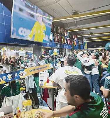 Miles-celebran-en-el-Angel-de-la-Independencia-tras-triunfo-de-Mexico-sobre-Corea-del-Sur