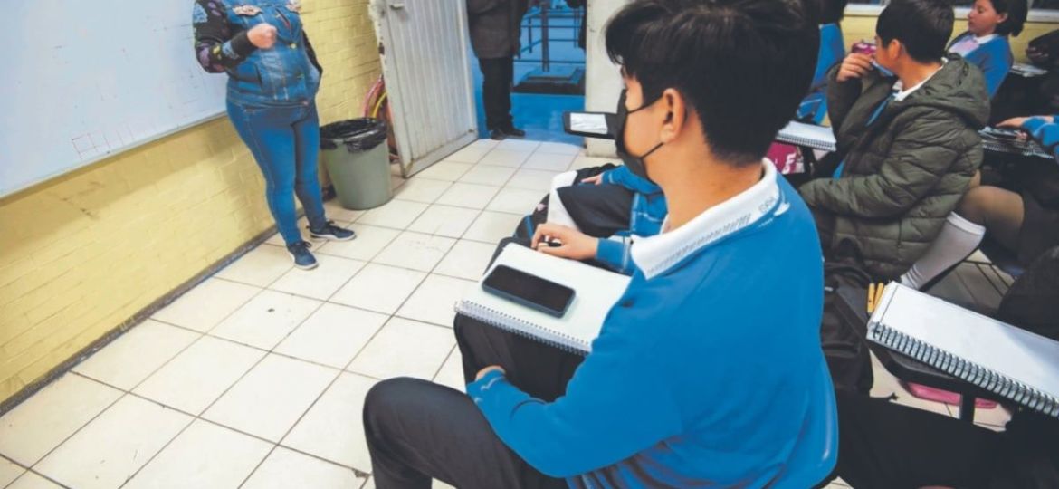 Regulaciones-en-11-estados-limitan-el-uso-de-celulares-en-las-escuelas-2025-2026