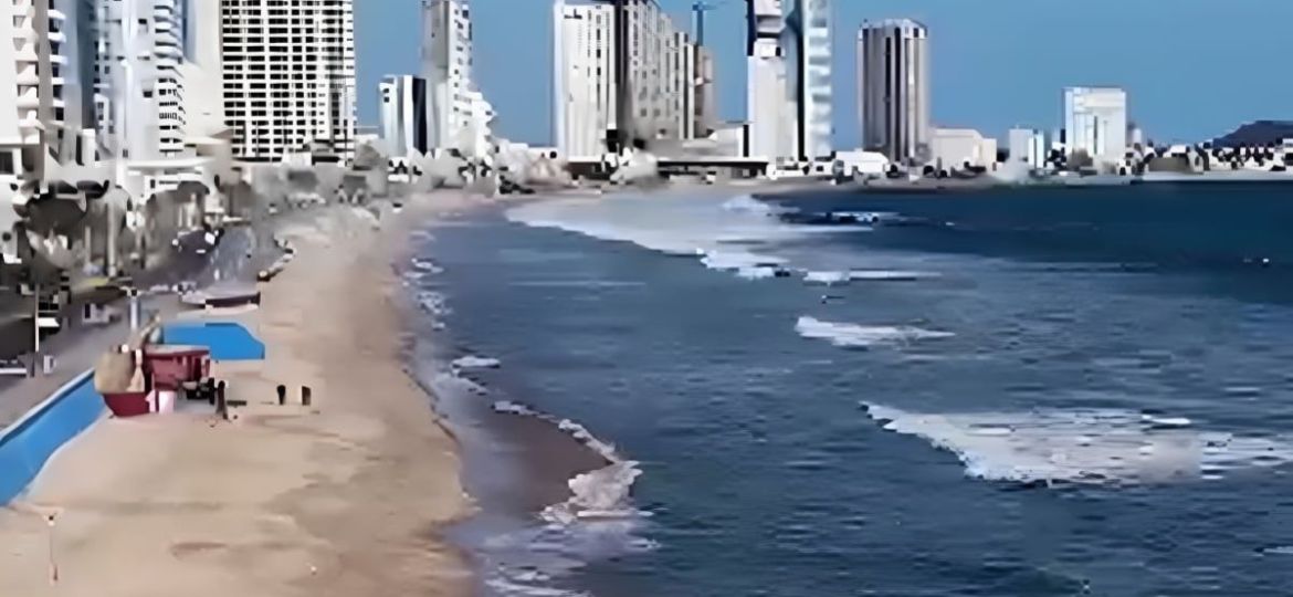 Rescatan-a-10-banistas-en-playas-de-Mazatlan-pese-a-alertas-por-fuerte-oleaje