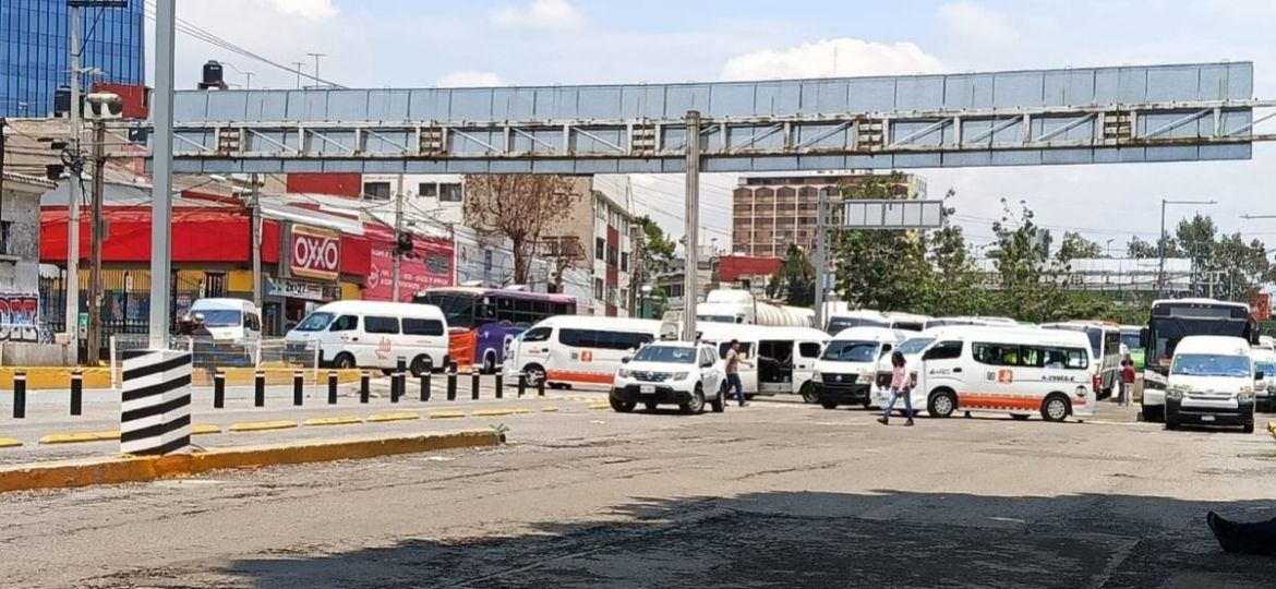 Transportistas-bloquean-accesos-al-Metro-Cuatro-Caminos-en-protesta-por-la-Linea-3-del-Mexicable
