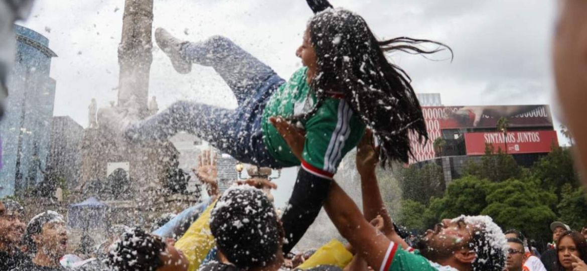 Aficionados-despiden-el-Mundial-en-el-Angel-de-la-Independencia-y-cierran-Paseo-de-la-Reforma