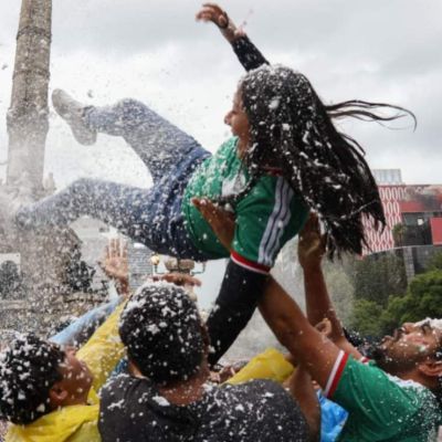Aficionados-despiden-el-Mundial-en-el-Angel-de-la-Independencia-y-cierran-Paseo-de-la-Reforma
