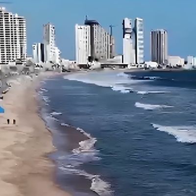 Alertan-por-mar-de-fondo-en-Mazatlan-olas-de-hasta-2-metros-y-rescates-en-playas