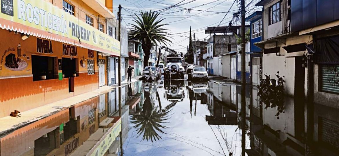 Bomberos-retiran-arboles-y-postes-caidos-tras-intensas-lluvias-en-la-CDMX