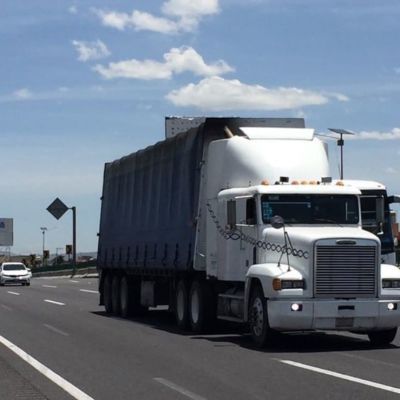 Casa-Blanca-promueve-que-veteranos-reemplacen-a-camioneros-inmigrantes-tras-revocar-miles-de-licencias-comerciales