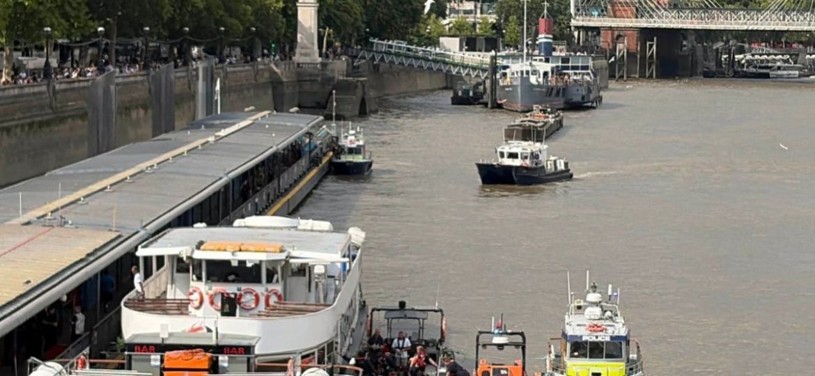 Cinco-policias-resultan-heridos-tras-choque-de-lancha-contra-el-puente-de-Westminster-en-Londres