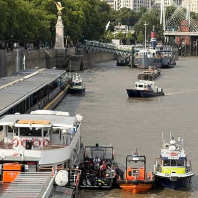 Cinco-policias-resultan-heridos-tras-choque-de-lancha-contra-el-puente-de-Westminster-en-Londres