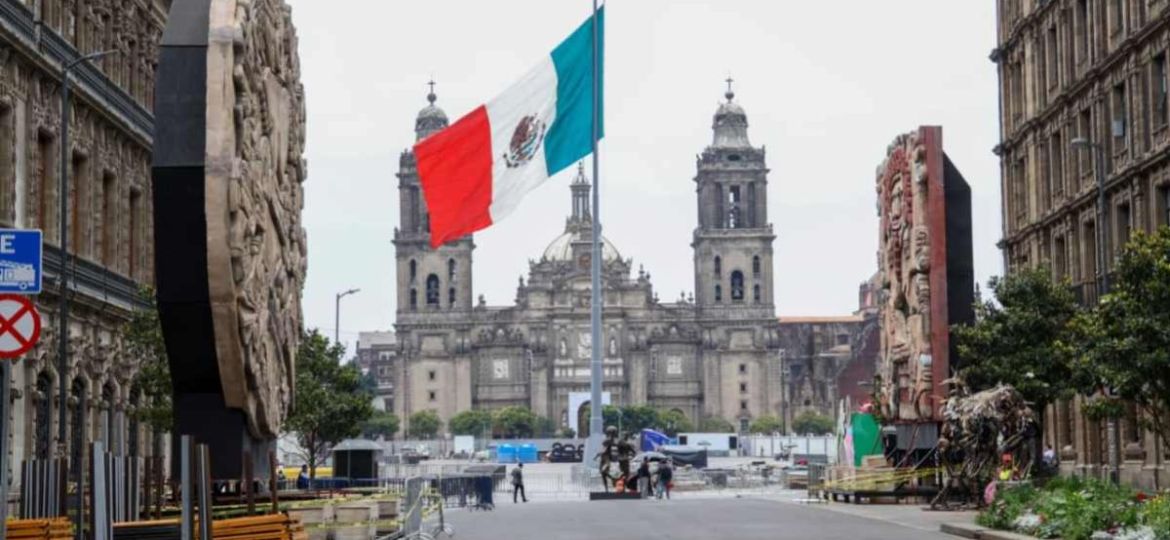 Comienza-el-desmontaje-del-FIFA-Fan-Fest-en-el-Zocalo-aun-permanecen-vallas-y-decoraciones