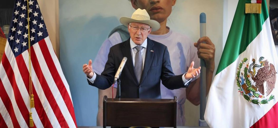Controversia-por-el-libro-de-Ken-Salazar-Sheinbaum-cuestiona-version-sobre-la-detencion-de-El-Mayo