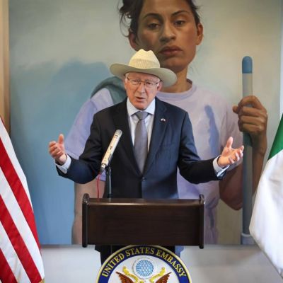 Controversia-por-el-libro-de-Ken-Salazar-Sheinbaum-cuestiona-version-sobre-la-detencion-de-El-Mayo