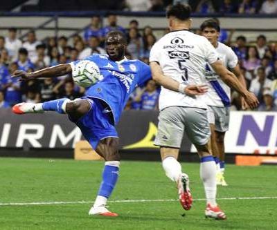 Cruz-Azul-remonta-y-vence-2-1-a-Puebla-en-su-regreso-al-Estadio-Banorte