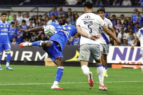Cruz-Azul-remonta-y-vence-2-1-a-Puebla-en-su-regreso-al-Estadio-Banorte