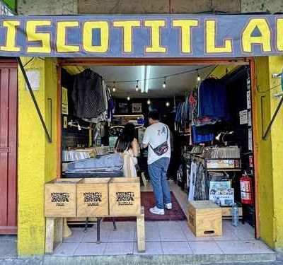 Discotitlan-la-tienda-en-Buenavista-que-promete-viajar-al-pasado-con-vinilos-y-ropa-vintage