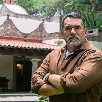 Eduardo-Santamarina-en-las-catas-deja-la-copa-a-sus-companeros-y-prefiere-las-tablitas-de-queso