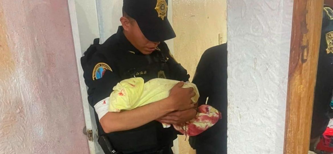 En-Tlalpan-policias-y-ERUM-asisten-parto-en-la-via-publica-madre-y-bebe-estables