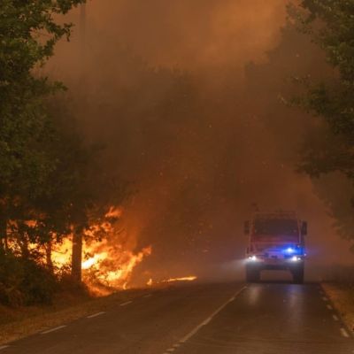 Evacuan-a-2-mil-500-personas-por-reactivacion-de-incendio-en-la-Provenza-francesa