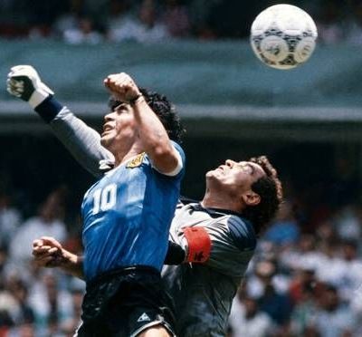 La-Mano-de-Dios-y-la-politica-del-futbol