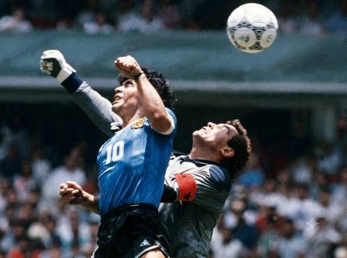 La-Mano-de-Dios-y-la-politica-del-futbol