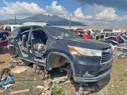 Localizan-en-Xalisco-91-vehiculos-y-33-motores-con-reporte-de-robo-en-presunto-yonque