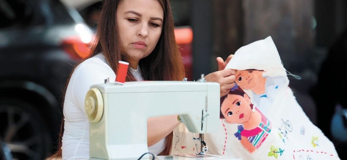 Madre-exige-la-aparicion-de-su-hijo-desaparecido-en-bar-de-Mazatlan-y-organiza-una-jornada-de-costura