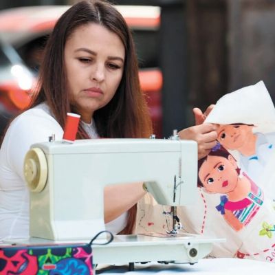 Madre-exige-la-aparicion-de-su-hijo-desaparecido-en-bar-de-Mazatlan-y-organiza-una-jornada-de-costura