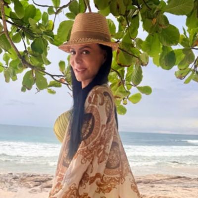 Maribel-Guardia-sorprende-con-abdomen-marcado-en-bikini-amarillo-a-los-67-anos