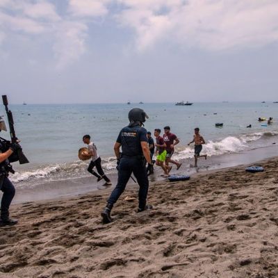 Marruecos-emplea-gases-lacrimogenos-y-canones-de-agua-para-dispersar-a-migrantes-en-la-frontera-con-Ceuta